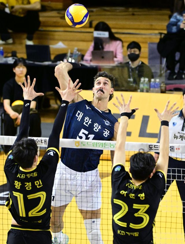 대한항공 러셀(뒤)이 18일 의정부 경민대 기념관에서 열린 KB손해보험과 ‘도드람 2024~2025 V리그’ 남자부 정규리그 6라운드 원정경기 도중 스파이크로 블로킹을 뚫고 있다. 사진제공｜KOVO