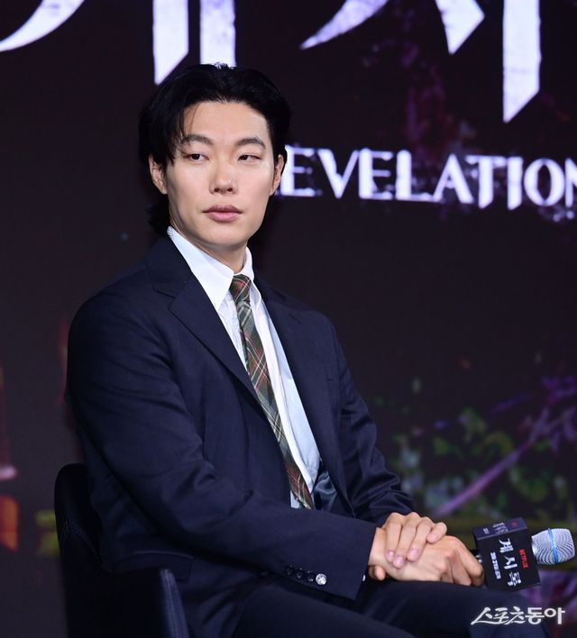 배우 류준열이 18일 서울 마포구 호텔 나루 서울 엠갤러리에서 열린 넷플릭스 영화 ‘계시록’ 제작보고회에 참석해 MC의 질문을 듣고 있다. 주현희 기자 teth1147@donga.com