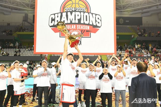 정규리그 우승을 확정한 SK 선수들. 사진제공｜KBL