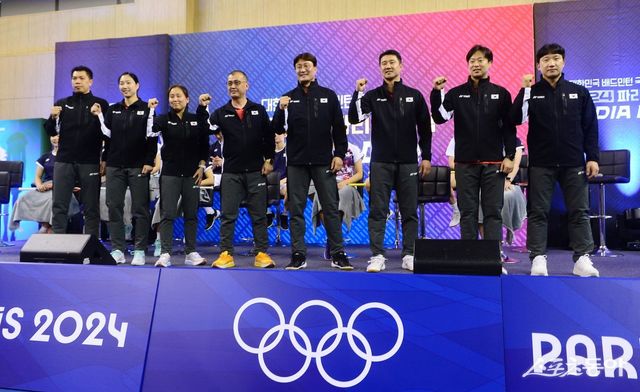 배드민턴국가대표팀은 신임 사령탑을 서둘러 선임해 단식선수 추가 발굴과 복식조 개편 등의 과제를 해결해야 한다. 지난해 7월 진천국가대표선수촌에서 열린 2024파리올림픽 미디어데이에 참석한 당시 대표팀 코칭스태프. 스포츠동아DB