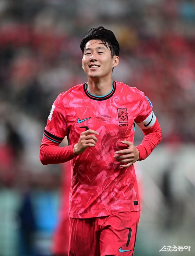 독일 축구통계전문 트란스퍼마르크트에 따르면, 축구국가대표팀 28명의 몸값에 따른 시장가치는 19일 기준 1925억 원이다. 일본(4880억 원)에 이어 아시아 2위다. 팀 내 최고 몸값 선수는 단연 토트넘 손흥민(사진)과 PSG 이강인(이상 477억 원)이다. 스포츠동아DB