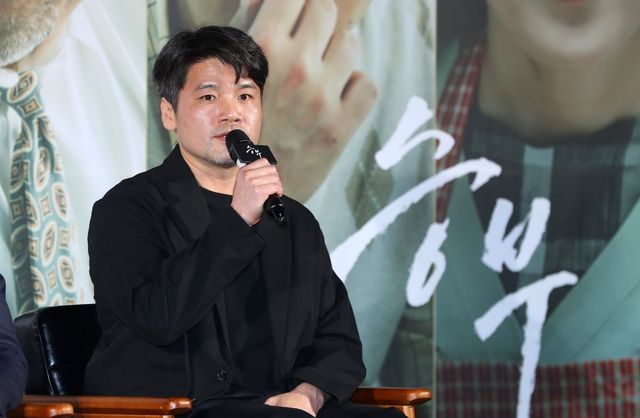 [서울=뉴시스] 김혜진 기자 = 김형주 감독이 7일 오전 서울 용산구 CGV용산아이파크몰에서 열린 영화 ‘승부’(감독 김형주) 제작보고회에서 인사말을 하고 있다. ‘승부’는 대한민국 최고의 바둑 레전드 조훈현(이병헌)이 제자와의 대결에서 패한 후 타고난 승부사 기질로 다시 한번 정상에 도전하는 이야기다. 오는 26일 개봉. 2025.03.07. jini@newsis.com