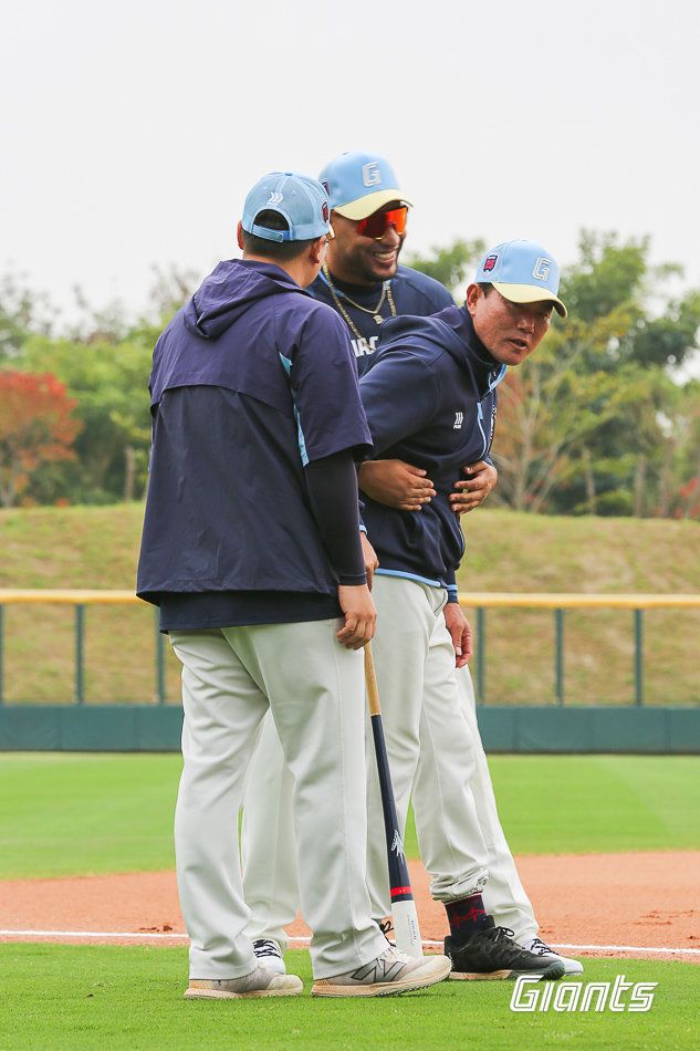 롯데 외국인타자 빅터 레이예스(가운데)가 훈련 도중 김민호 수비코치(오른쪽)를 뒤에서 껴안고 있다. 사진제공｜롯데 자이언츠