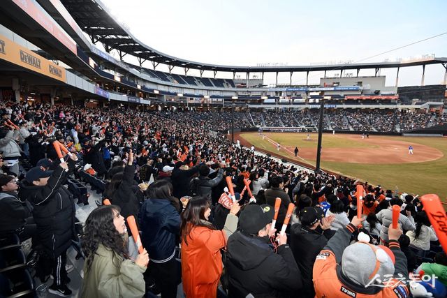 17일 대전한화생명볼파크에서 2025시즌 삼성-한화의 시범경기가 열렸다. 1층 내야를 가득 메운 팬들이 응원을 펼치고 있다. 대전｜김민성 기자 marineboy@donga.com