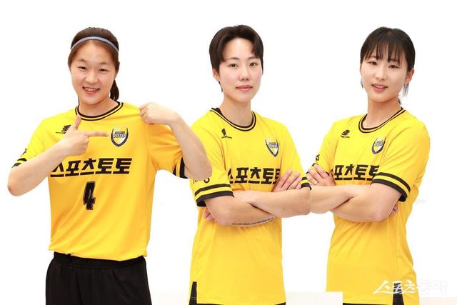 새&nbsp;시즌&nbsp;스포츠토토여자축구단을&nbsp;이끌&nbsp;베테랑&nbsp;트리오&nbsp;김도연, 정설빈, 지선미(왼쪽부터). 사진 제공｜스포츠토토코리아