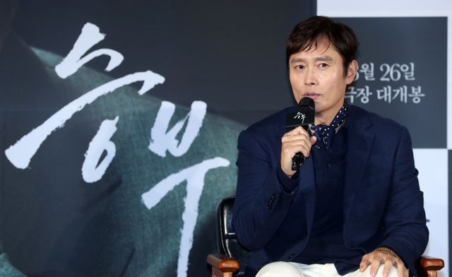 [서울=뉴시스] 김혜진 기자 = 배우 이병헌이 7일 오전 서울 용산구 CGV용산아이파크몰에서 열린 영화 ‘승부’(감독 김형주) 제작보고회에서 인사말을 하고 있다. ‘승부’는 대한민국 최고의 바둑 레전드 조훈현(이병헌)이 제자와의 대결에서 패한 후 타고난 승부사 기질로 다시 한번 정상에 도전하는 이야기다. 오는 26일 개봉. 2025.03.07. jini@newsis.com