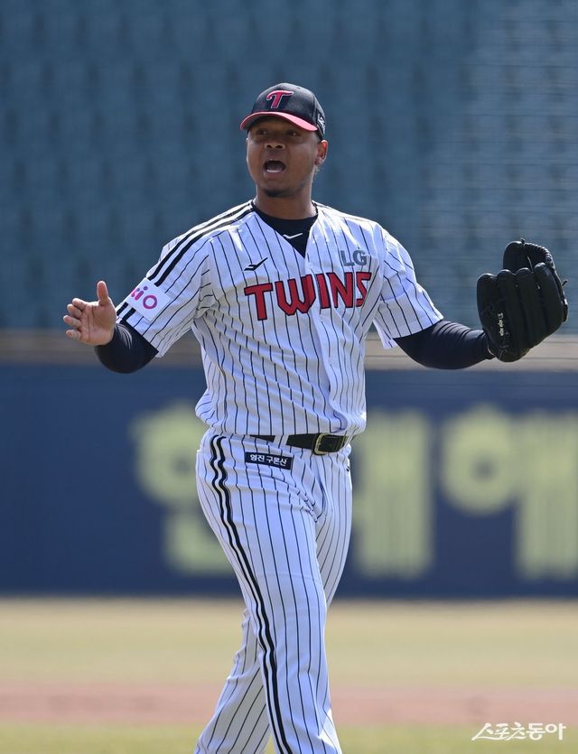 LG 엘리에이저 에르난데스가 17일 시범경기 잠실 NC전에 선발등판해 1회초 투구를 마친 뒤 덕아웃으로 돌아가고 있다. 잠실 ｜ 주현희 기자 teth1147@donga.com