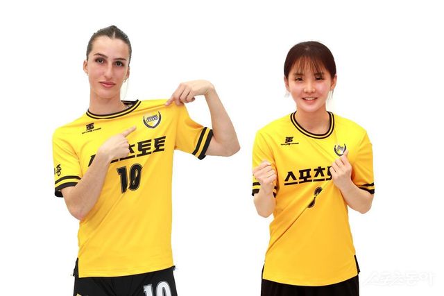 새&nbsp;시즌&nbsp;스포츠토토여자축구단&nbsp;외국인선수&nbsp;에바(왼쪽)와 신인&nbsp;김지윤. 사진 제공｜스포츠토토코리아