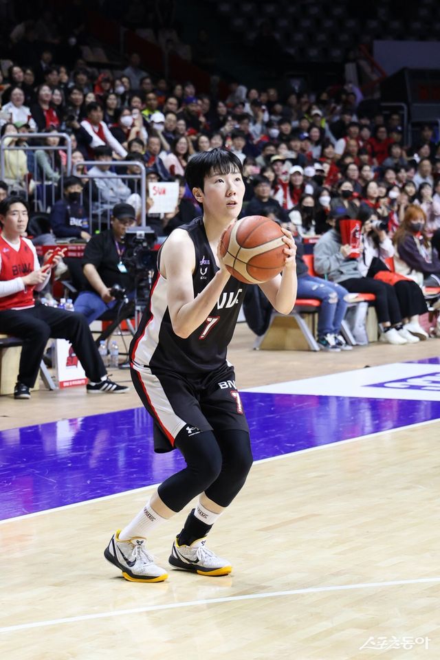 BNK 박혜진이 20일 사직체육관에서 열린 우리은행과 챔피언 결정전 3차전에서 결승 3점슛을 터트리고 있다. BNK는 시리즈 전적 3연승으로 창단 첫 챔피언 트로피를 들어올렸다. 사진제공｜WKBL