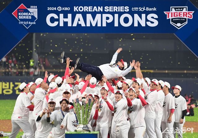 2024시즌 통합우승을 차지한 KIA 타이거즈 선수단. 스포츠동아DB