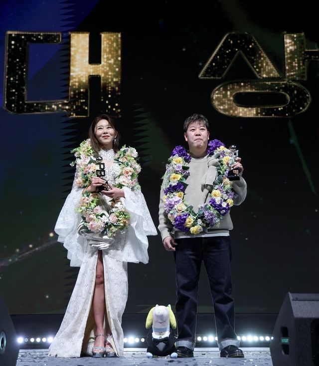 PBA 어워즈 남녀부 대상을 차지한 김가영(왼쪽)과 강동궁. 김가영은 4관왕, 강동궁은 3관왕의 영예를 안았다. 사진제공 ㅣPBA