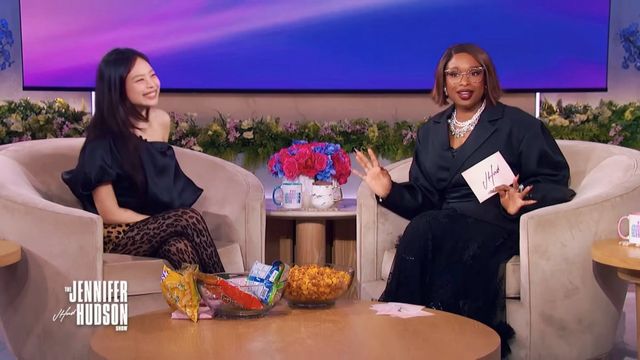 ‘바나나킥 떡상’의 진원지. 제니가 북미 인기 토크쇼 ‘제니퍼 허드슨 쇼’에 특별 게스트로 출연해 바나나킥, 고래밥 등을 ‘최애’로 소개하며 글로벌 K스낵 열풍을 촉발시켰다. 사진|제니퍼 허드슨쇼 캡처