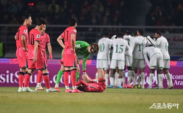 축구대표팀 선수들이 20일 고양종합운동장에서 열린 오만과 2026북중미월드컵 아시아 최종예선 B조 7차전 홈경기 후반 막판 동점골을 허용하는 과정에서 부상 당한 이강인을 지켜보고 있다. 고양｜주현희 기자 teth1147@donga.com