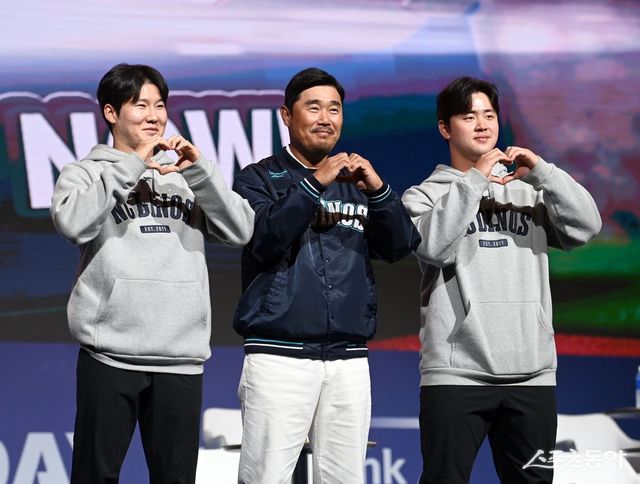 20일 서울 송파구 롯데호텔 월드에서 열린 2025 신한 SOL Bank KBO 미디어데이에서 NC 박민우, 이호준 감독, 김형준(왼쪽부터)이 포즈를 취하고 있다. 김종원 기자 won@donga.com