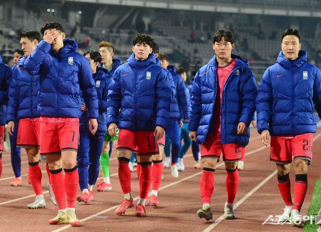 축구국가대표팀 선수들이 20일 고양종합운동장에서 열린 오만과 2026북중미월드컵 아시아 최종예선 B조 7차전 홈경기에서 1-1 무승부를 기록한 뒤 아쉬워하고 있다. 고양 ｜ 주현희 기자 teth1147@donga.com