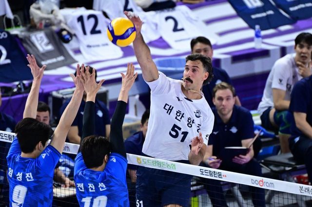 대한항공이 포스트시즌을 앞두고 요스바니의 대체자로 영입한 외국인 공격수 러셀(51번)에 대한 비판의 목소리가 가라앉지 않고 있다. 요스바니로 시즌을 시작한 대한항공은 막심을 거쳐 러셀까지 3명의 외국인 공격수를 활용했다. 사진제공｜KOVO