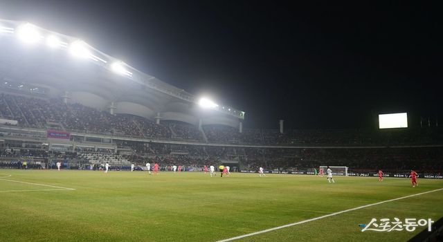 축구국가대표팀 선수들이 20일 고양종합운동장에서 열린 오만과 2026북중미월드컵 아시아 최종예선 7차전 홈경기를 치르고 있다. 민심이 바닥을 친 상황에서 1-1 무승부로 결과까지 내지 못하자 경기장은 순식간에 적막에 휩싸였다. 고양 ｜ 주현희 기자 teth1147@donga.com