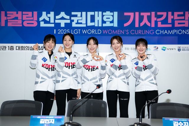 12일 오전 서울 송파구 올림픽회관 신관 대회의실에서 열린 2025 LGT 세계 여자컬링 선수권대회 기자간담회에서 여자 컬링 대표팀 선수들이 기념촬영을 하고 있다. 왼쪽부터 김은지, 김민지, 김수지, 설예지, 설예은. (LGT 세계여자컬링선수권대회 조직위원회 제공. 재판매 및 DB 금지) 2025.3.12/뉴스1 ⓒ News1 김성진 기자