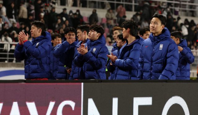 20일 오후 경기 고양시 고양종합운동장에서 열린 2026 국제축구연맹(FIFA) 북중미 월드컵 아시아 3차 예선 B조 7차전 대한민국과 오만의 경기에서 1대1로 무승부를 거둔 대한민국 선수들이 축구팬들에게 손인사 하고 있다. 2025.3.20/뉴스1 ⓒ News1 이동해 기자