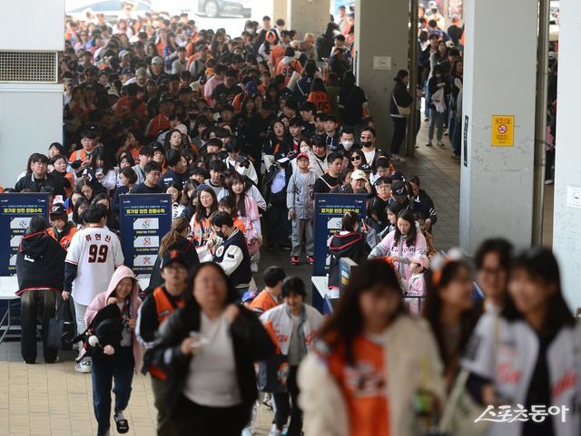 23일 수원KT위즈파크에서 열린 ‘2025 신한 SOL 뱅크 KBO리그’ 한화-KT전에 앞서 야구팬들이 입장하고 있다. 수원｜주현희 기자 teth1147@donga.com