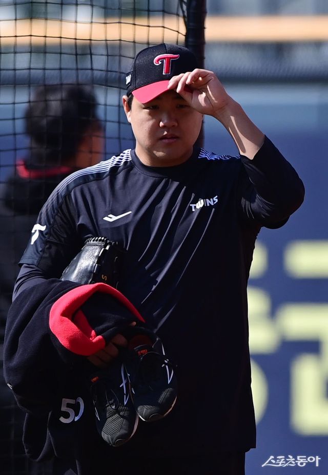 LG 장현식은 개막엔트리에서 제외됐고, 2군에서 실전을 치르며 1군 콜업을 대비하고 있다. 시범경기가 펼쳐진 17일 잠실구장에서 훈련중인 장현식. 잠실｜주현희 기자 teth1147@donga.com