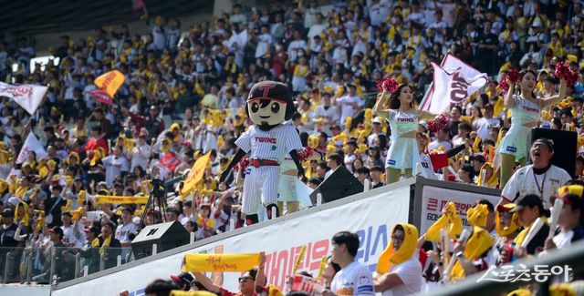 23일 잠실구장에서 열린 ‘2025 신한은행 SOL뱅크 KBO리그’ 롯데 자이언츠와 LG 트윈스 경기가 만원관중이 입장한 가운데 진행되고 있다. LG는 이번 개막 시리즈를 통해 &nbsp;응원가 ‘Forever LG’를 9년 만에 팬들과 함께 불렀다. 잠실｜김종원 기자 won@donga.com
