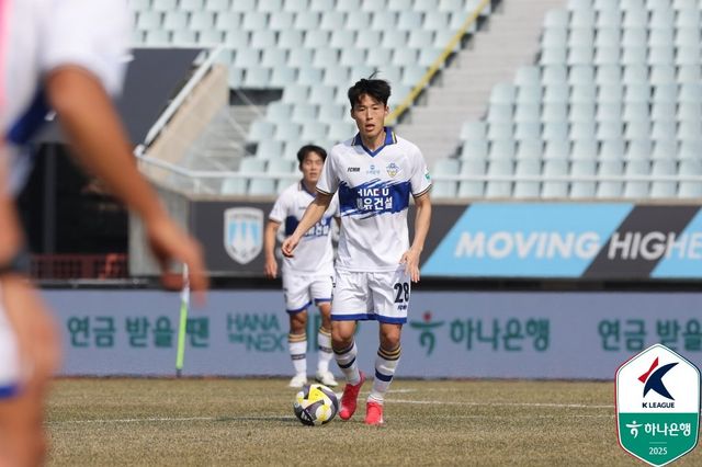 산둥 타이샨(중국)에 몸담았을 때 승부조작 혐의로 중국축구협회로부터 영구제명 처분을 받은 손준호에 대한 중국 법원의 판결문이 현지 매체를 통해 공개돼 논란이 일고 있다. K리그2 충남아산에서 뛰는 손준호의 모습. 사진제공｜한국프로축구연맹