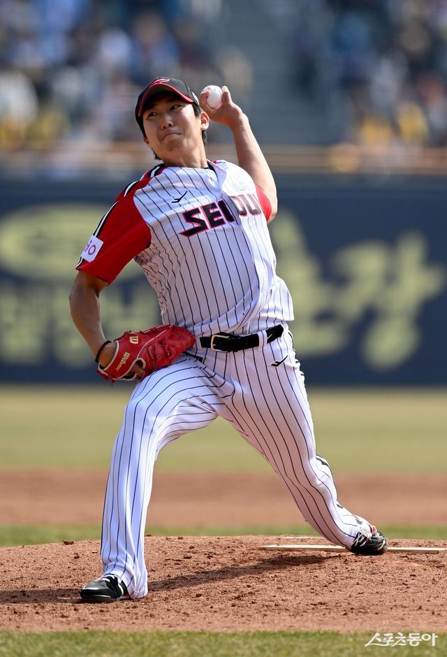 LG 손주영이 22일 잠실 롯데전에 선발등판해 힘차게 공을 던지고 있다. 손주영은 7이닝 5탈삼진 무실점으로 시즌 첫 승을 수확했다. 잠실｜김종원 기자 won@donga.com