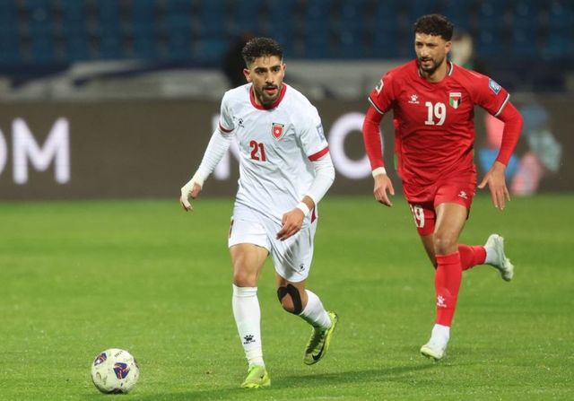 요르단 미드필더 아메르 자무스(왼쪽)가 21일(한국시간) 팔레스타인과 2026북중미월드컵 아시아 최종예선 B조 7차전 홈경기 도중 웨삼 아부 알리를 제치고 드리블하고 있다. 사진출처｜AFC 홈페이지