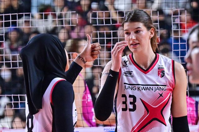 최대한 높은 곳으로 향하려는 정관장의 마지막 고민은 외국인 주포 부키리치(오른쪽)의 복귀 여부다. 정규리그 5라운드에서 왼쪽 발목을 다쳐 재활에 전념해온 그가 있어야 아시아쿼터 공격수 메가와 제대로 ‘쌍포’를 가동할 수 있다. 사진제공｜KOVO