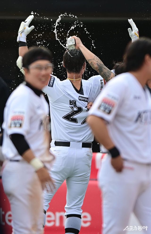 KT 배정대(가운데)가 23일 수원 한화전 연장 11회말 1사 1·2루서 끝내기안타를 친 뒤 동료들에게 물세례를 받고 있다. 수원｜주현희 기자 teth1147@donga.com