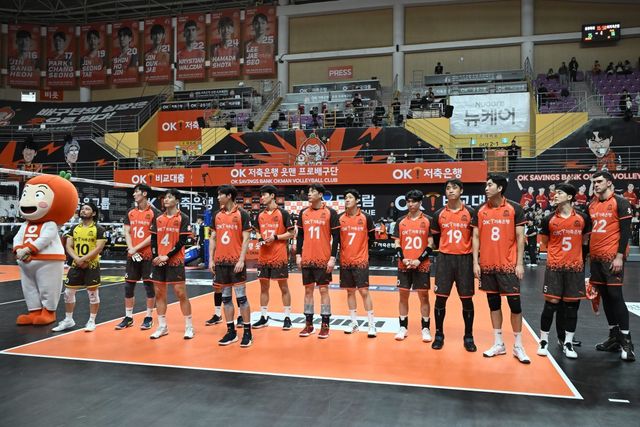 OK저축은행은 오기노 마사지 전 감독과 이별했다. 새 사령탑으로 국내 A 감독과 해외 B 감독을 놓고 마지막까지 저울질하고 있다. 사진제공｜KOVO