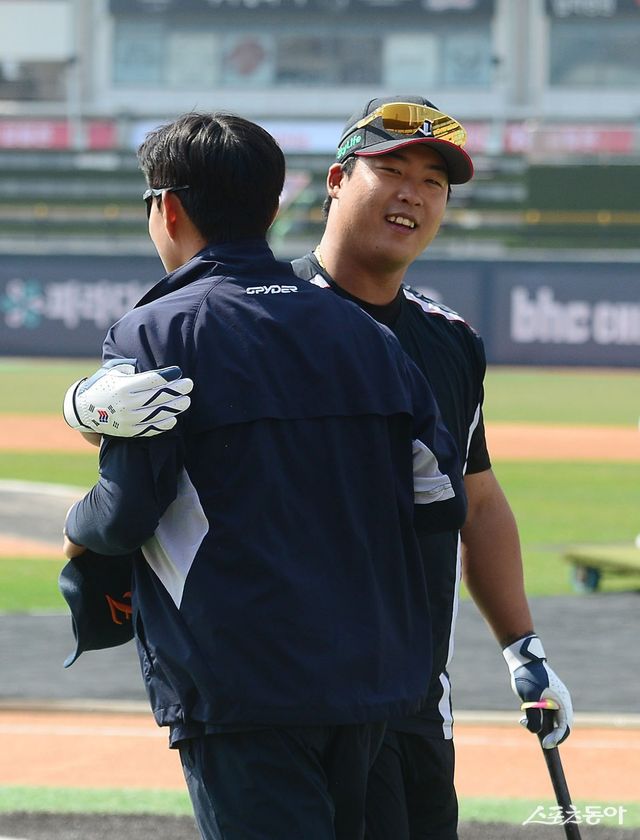 지난 시즌 후 한화로 이적한 심우준(왼쪽)이 23일 수원 KT전을 앞두고 옛 동료 강백호와 인사를 나누고 있다. 수원｜주현희 기자 teth1147@donga.com