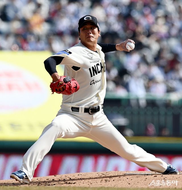 SSG 선발투수 김광현이 23일 인천 두산전에 선발등판해 힘차게 볼을 던지고 있다. 인천｜김민성 기자 marineboy@donga.com