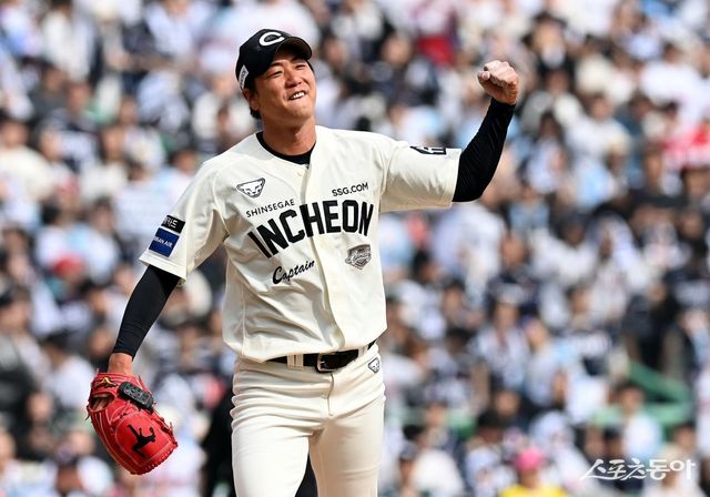 SSG 김광현이 23일 인천 두산전 5회초 2사 1루서 삼진으로 이닝을 마친 뒤 기뻐하고 있다. 인천｜김민성 기자 marineboy@donga.com