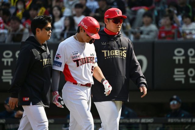 KIA 김도영(가운데)이 22일 광주 NC전 3회말 왼쪽 다리 통증을 호소하며 덕아웃으로 돌아가고 있다. 광주｜뉴시스