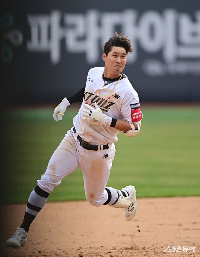 KT 배정대가 23일 수원 한화전 연장 11회말 1사 1·2루서 끝내기안타를 친 뒤 흐뭇한 표정으로 누상을 돌고 있다. 수원｜주현희 기자 teth1147@donga.com