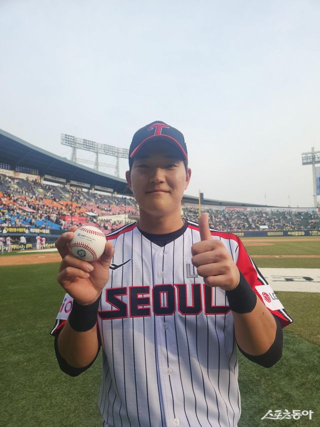 LG 문정빈이 1군 데뷔전이었던 23일 잠실 롯데전에서 홈런을 때려낸 뒤 공을 들고 기념촬영하고 있다. 사진제공｜LG 트윈스