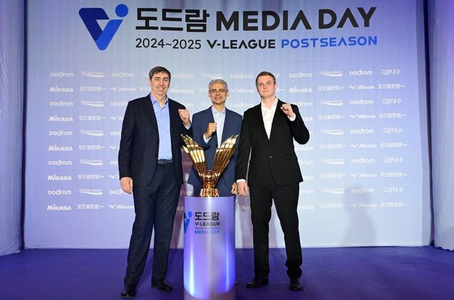‘도드람 2024~2025 V리그’ 남자부 포스트시즌 무대에 오른 필립 블랑 현대캐피탈 감독, 레오나르도 아폰소 KB손해보험 감독, 토미 틸리카이넨 대한항공 감독(왼쪽부터) 모두 좋은 서브를 때려야 마지막에 웃을 수 있다고 예상했다. 사진제공｜KOVO