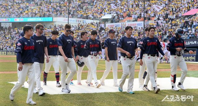 롯데가 22~23일 LG와 개막 2연전에서 수비, 마운드 불안을 재확인했다. 23일 잠실 LG전 패배 후 덕아웃으로 돌아가고 있는 롯데 선수단. 잠실｜김종원 기자 won@donga.com