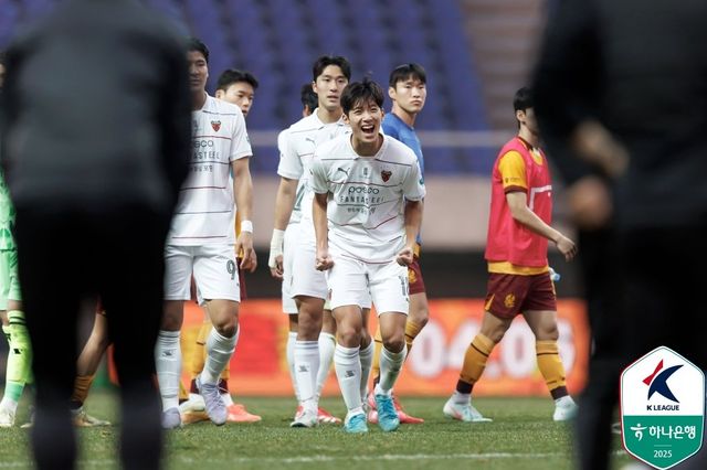포항 선수들이 22일 광주월드컵경기장에서 열린 광주와 ‘하나은행 K리그1 2025’ 4라운드 순연경기에서 3-2로 이긴 뒤 기뻐하고 있다. 사진제공｜한국프로축구연맹