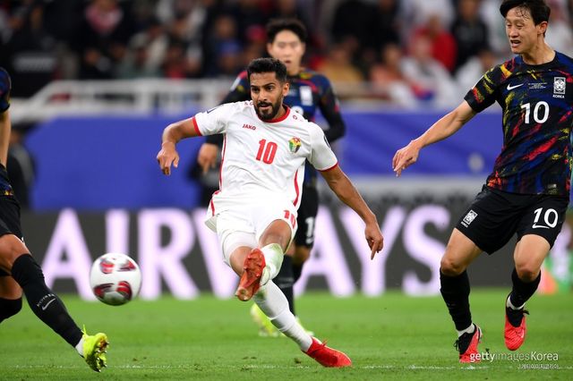 무사 알-타마리를 막는 한국 축구대표팀. 사진=게티이미지코리아