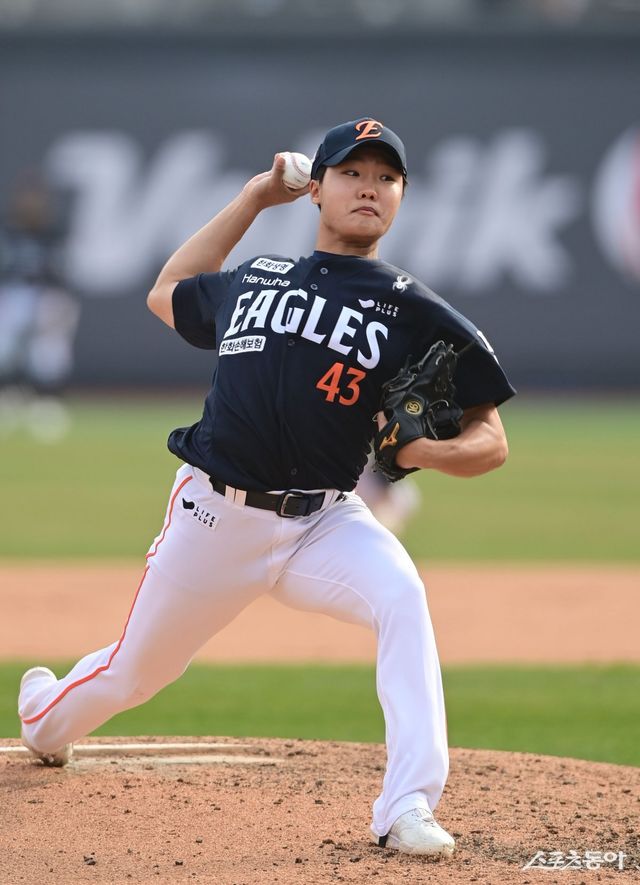 23일 수원KT위즈파크에서 열린 ‘2025 신한 SOL Bank KBO리그’ 한화 이글스와 KT 위즈의 경기에서 8회말 한화 정우주가 교체로 마운드에 올라 역투하고 있다. 수원 ｜ 주현희 기자 teth1147@donga.com