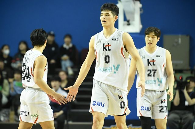수원 KT 하윤기(가운데). 사진제공ㅣKBL