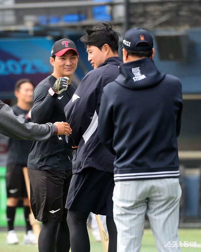 25일 서울 잠실야구장에서 ‘2025 신한은행 SOL뱅크 KBO리그’ 한화 이글스와와 LG 트윈스 경기가 열린다. LG 오지환과 한화 채은성이 인사를 하고 있다. 잠실｜김종원 기자 won@donga.com