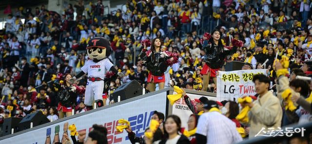 25일 서울 잠실야구장에서 열린 ‘2025 신한은행 SOL뱅크 KBO리그’ 한화 이글스와 LG 트윈스 경기에 많은 관중이 입장한 가운데 진행되고 있다. 잠실｜김종원 기자 won@donga.com