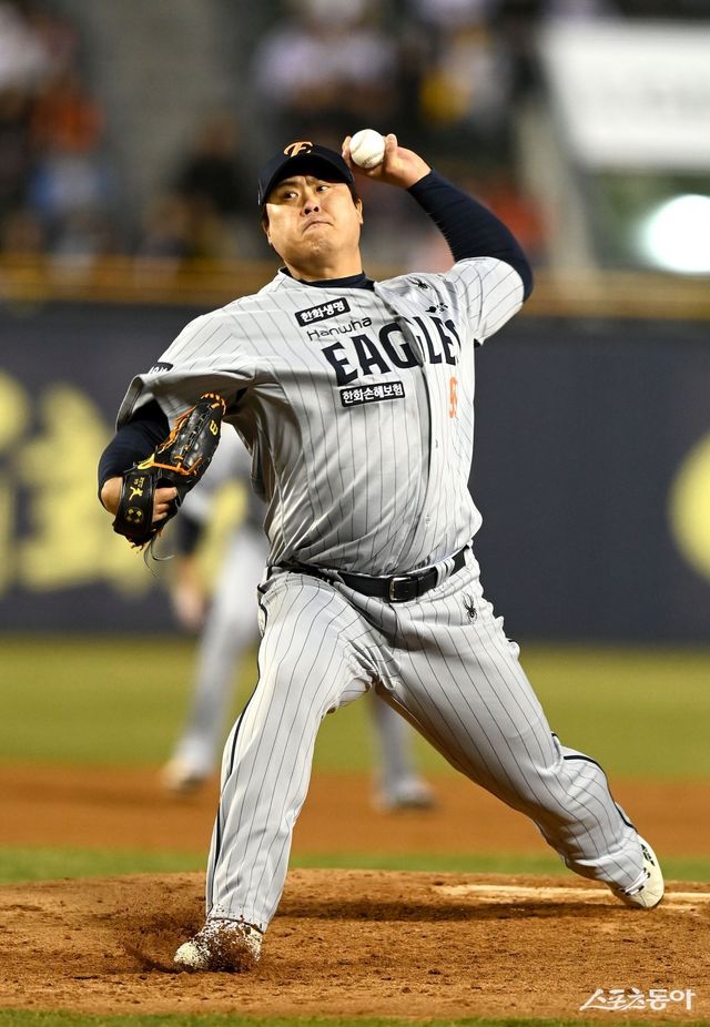 한화 류현진이 25일 잠실 LG전에 선발등판해 힘차게 공을 던지고 있다. 류현진은 자신의 생일인 이날 경기에서 6이닝 무실점으로 제 몫을 다했다. 잠실｜김종원 기자 won@donga.com