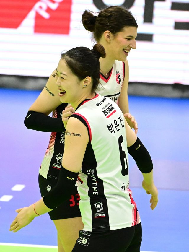 정관장 부키리치(뒤)와 박은진이 25일 수원체육관에서 벌어진 현대건설과 ‘도드람 2024~2025 V리그’ 여자부 PO 1차전 원정경기 도중 득점에 성공한 뒤 웃고 있다. 사진제공｜KOVO