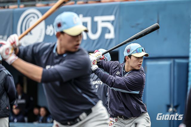 롯데 한태양(오른쪽)이 2월 일본 미야자키 2차 스프링캠프 도중 타격 훈련을 하고 있다. 사진제공｜롯데 자이언츠