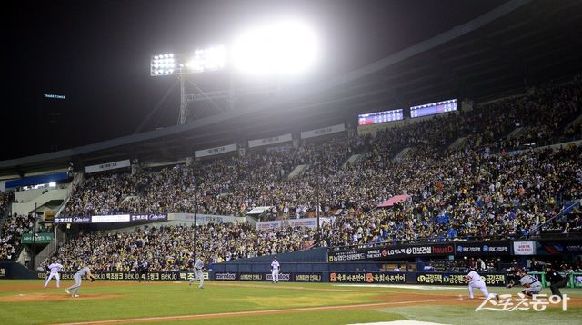 25일 서울 잠실야구장에서 열린 ‘2025 신한은행 SOL뱅크 KBO리그’ 한화 이글스와 LG 트윈스 경기에 많은 관중이 입장한 가운데 진행되고 있다. 잠실｜김종원 기자 won@donga.com
